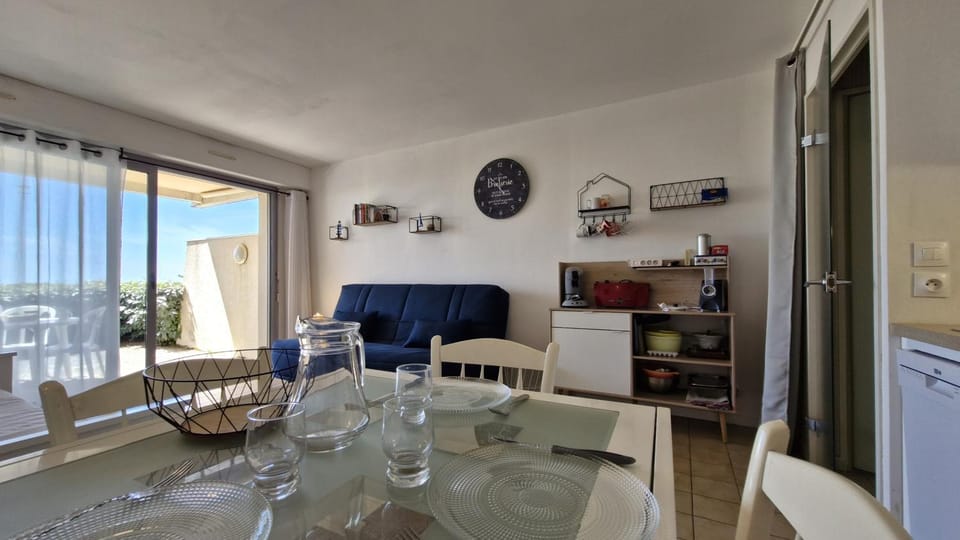 Kitchen or kitchenette, Living room, Seating area, Dining area, stove, toaster