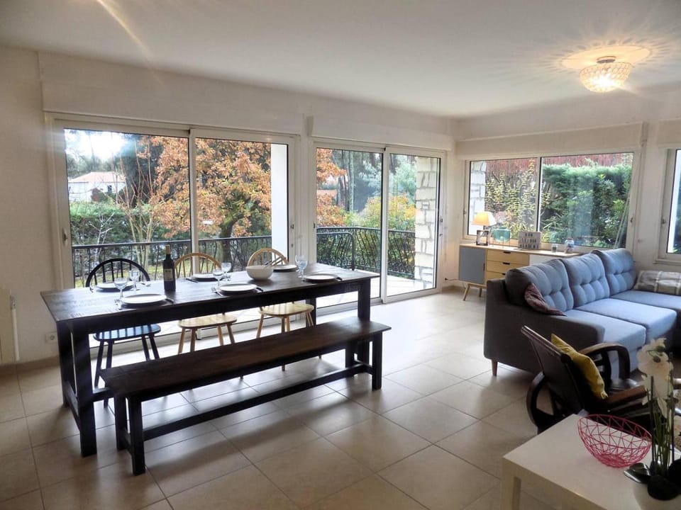 View (from property/room), Balcony/Terrace, Living room, Seating area, Dining area, hair dresser