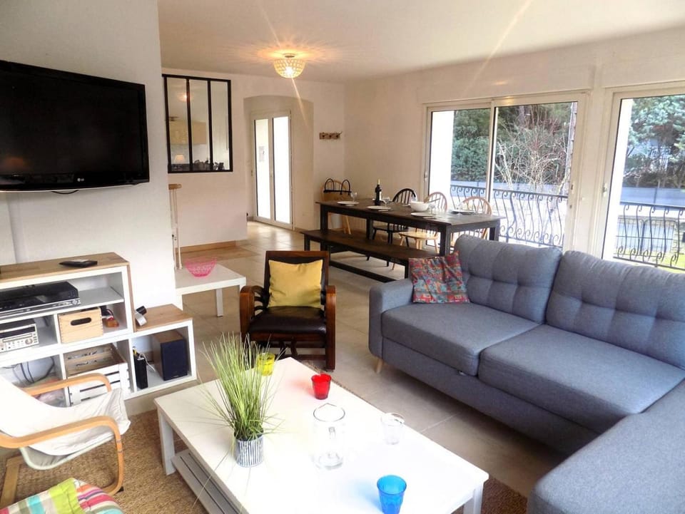 TV and multimedia, Kitchen or kitchenette, Living room, Decorative detail, Seating area, Dining area, hair dresser