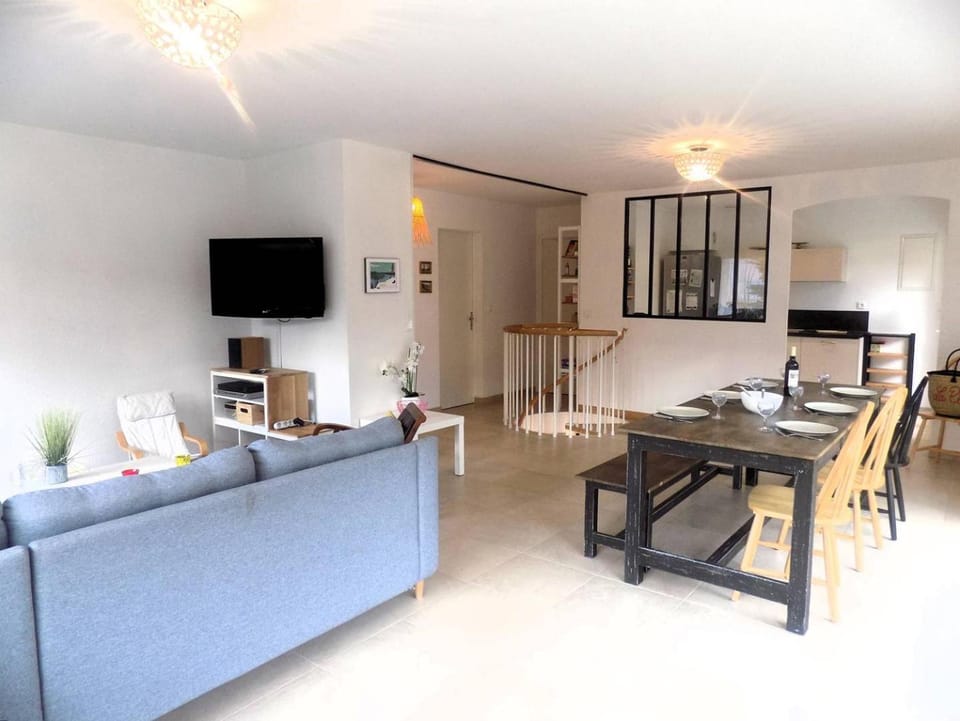TV and multimedia, Living room, Decorative detail, Seating area, Dining area, hair dresser