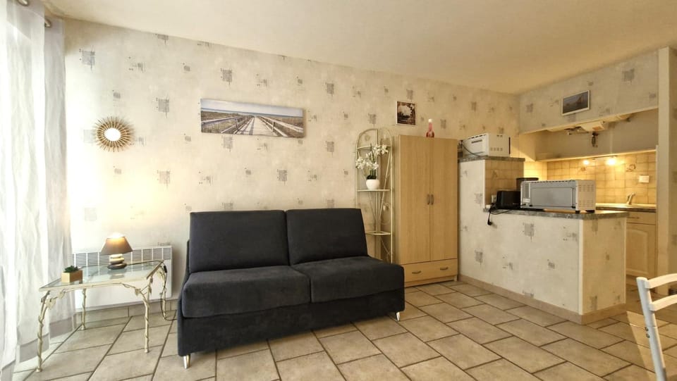 Coffee/tea facilities, Kitchen or kitchenette, Living room, Seating area, Dining area, oven, stove
