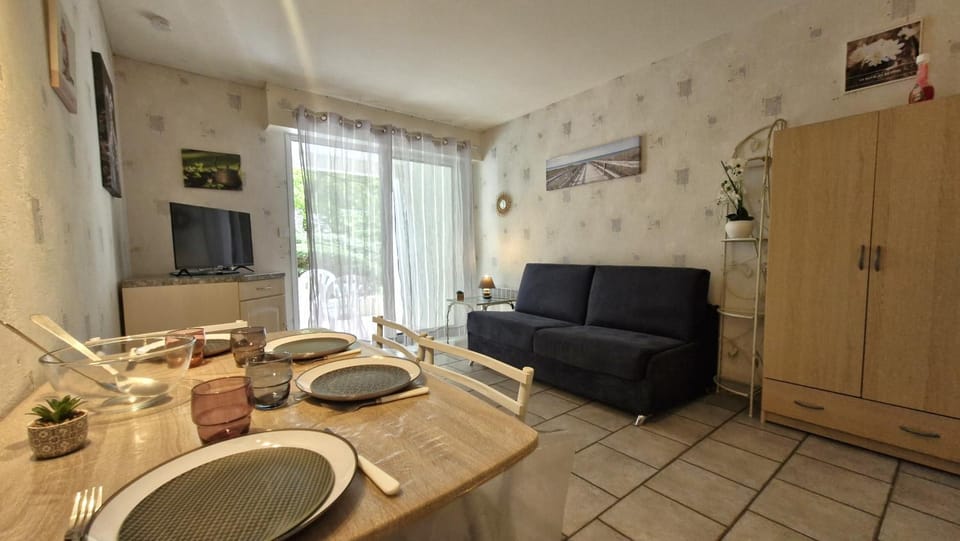 TV and multimedia, Kitchen or kitchenette, Living room, Seating area, Dining area