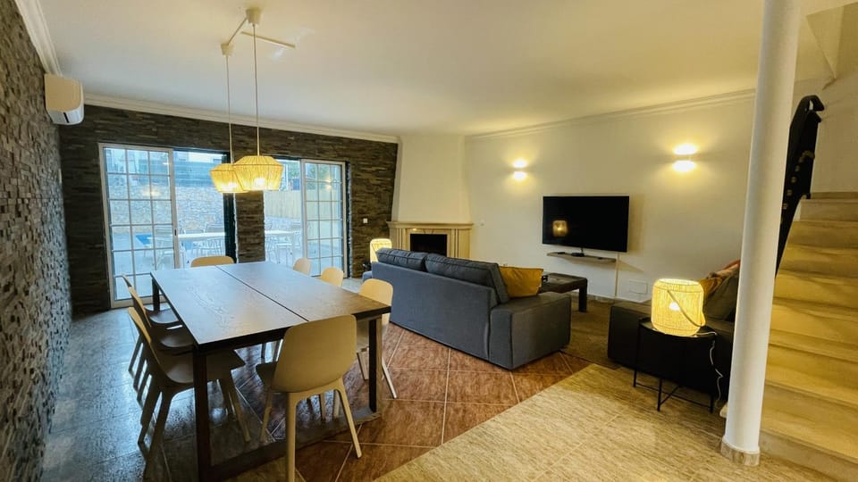 Communal lounge/ TV room, TV and multimedia, Living room, Seating area, Dining area