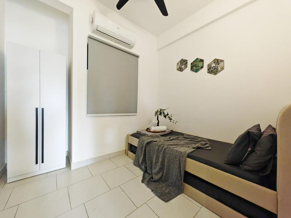 3 Astetica Residences The Mines 4BR WiFi Netflix Lake View Apartment in Negeri Sembilan, Malaysia