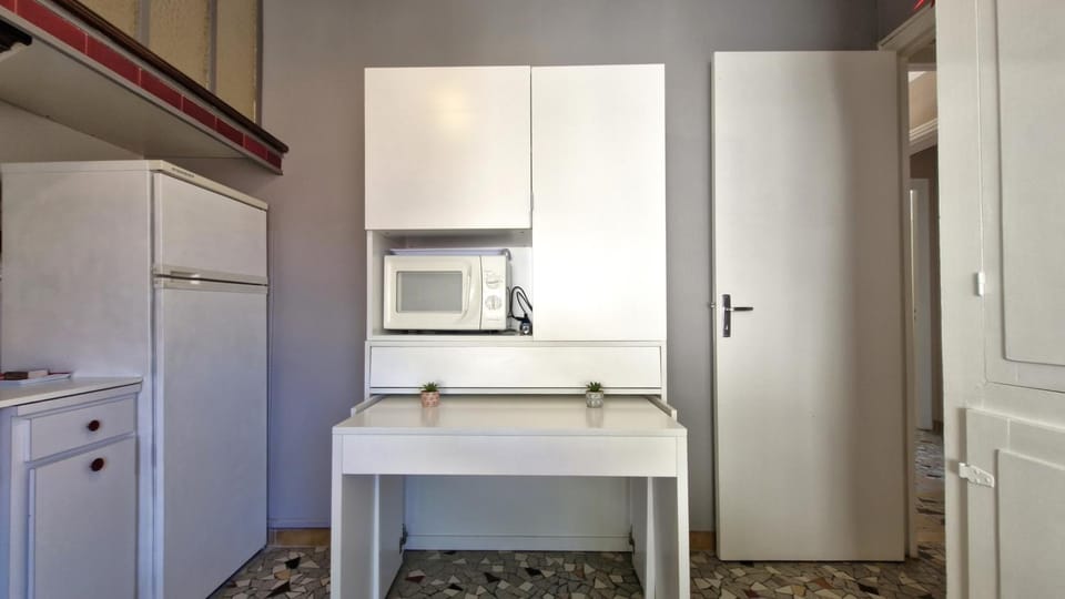 Kitchen or kitchenette, oven, stove