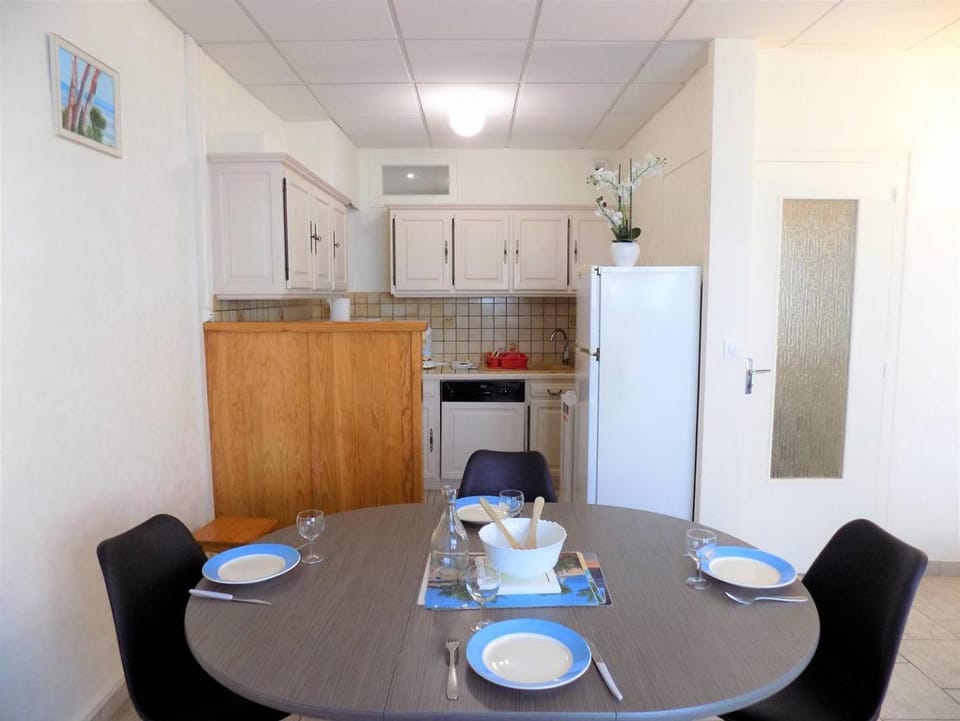 Kitchen or kitchenette, Dining area, minibar, pet friendly, stove