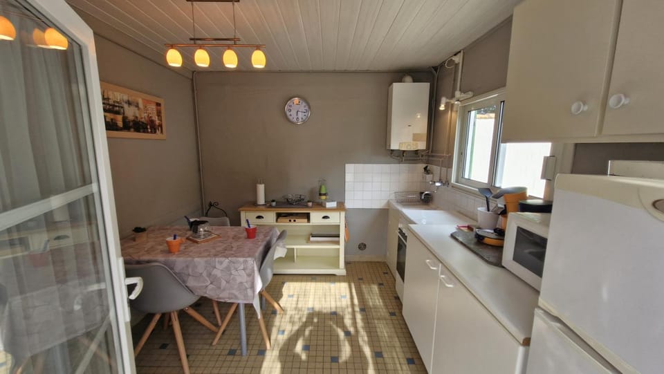 Kitchen or kitchenette, Dining area, oven, stove