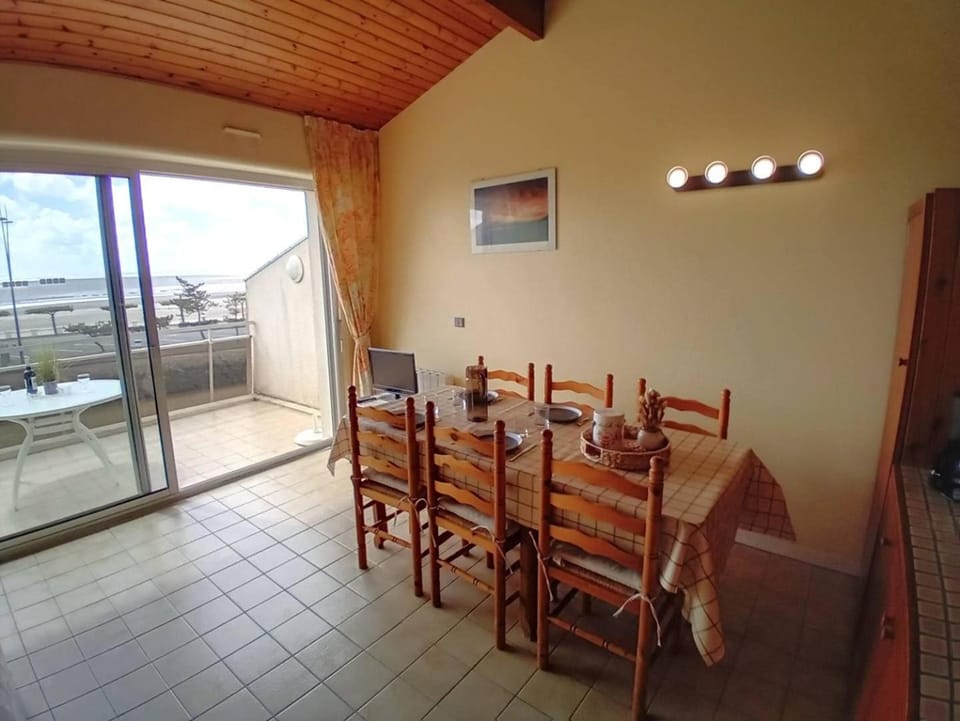 View (from property/room), Balcony/Terrace, Living room, Seating area, Dining area