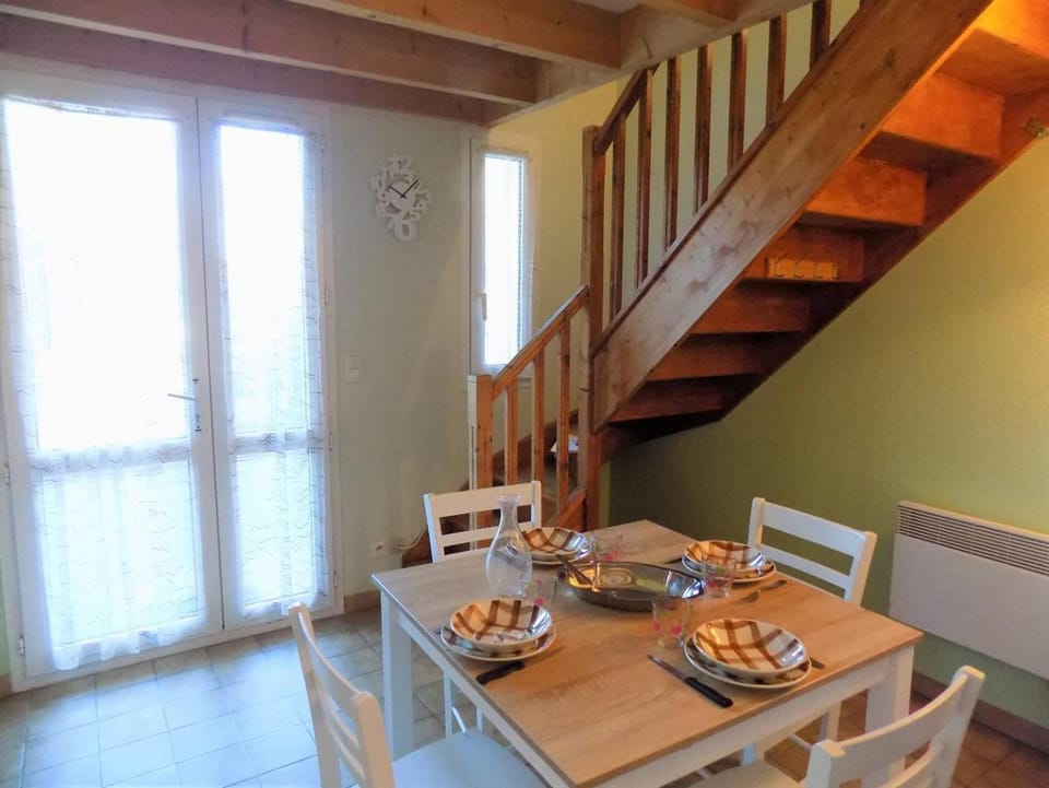 Kitchen or kitchenette, Dining area, hair dresser
