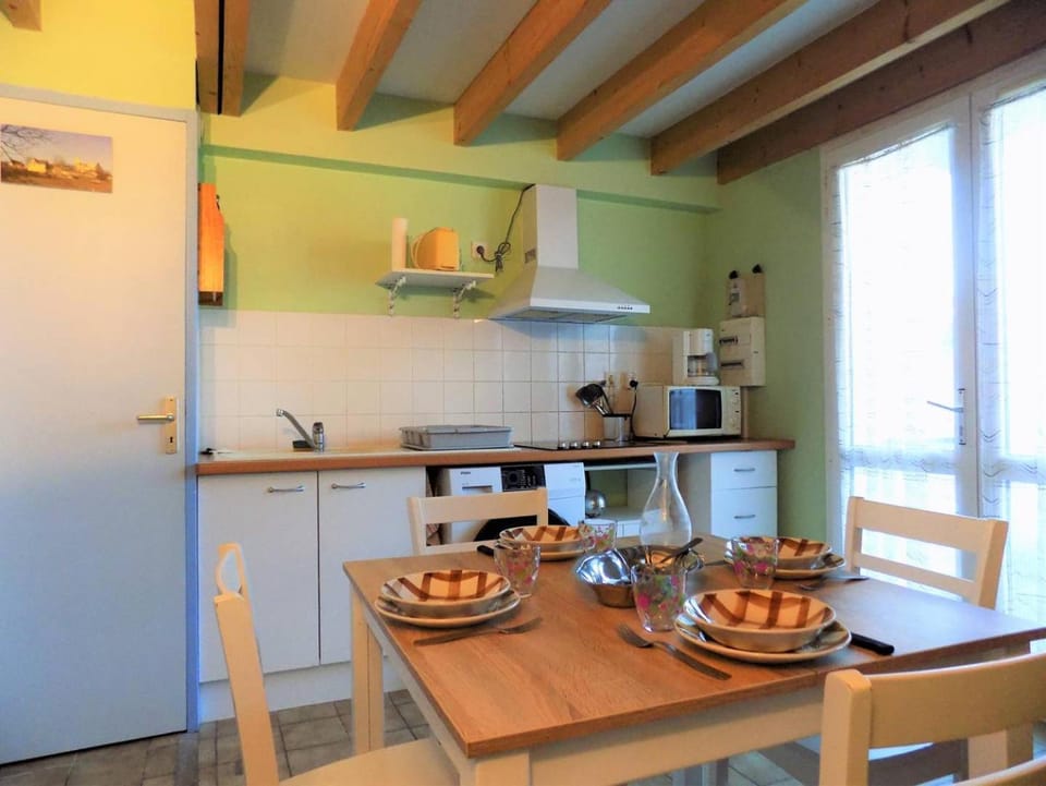 Kitchen or kitchenette, Dining area, minibar, stove, toaster