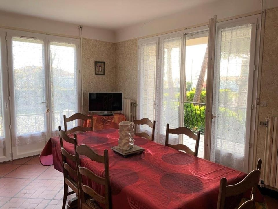 TV and multimedia, Seating area, Dining area