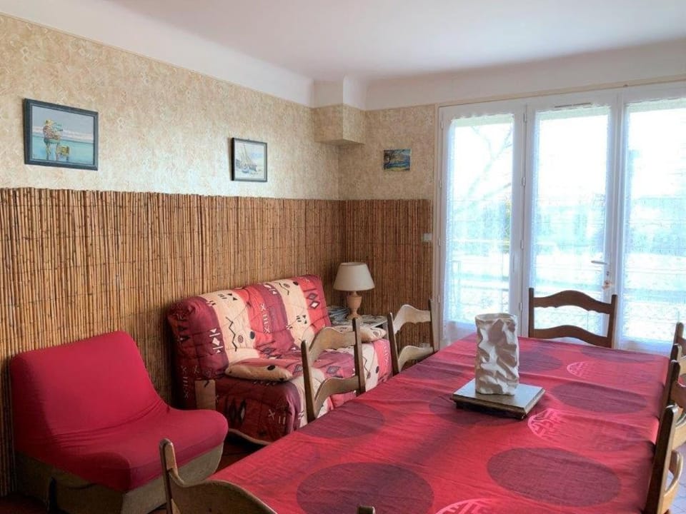 Seating area, Dining area