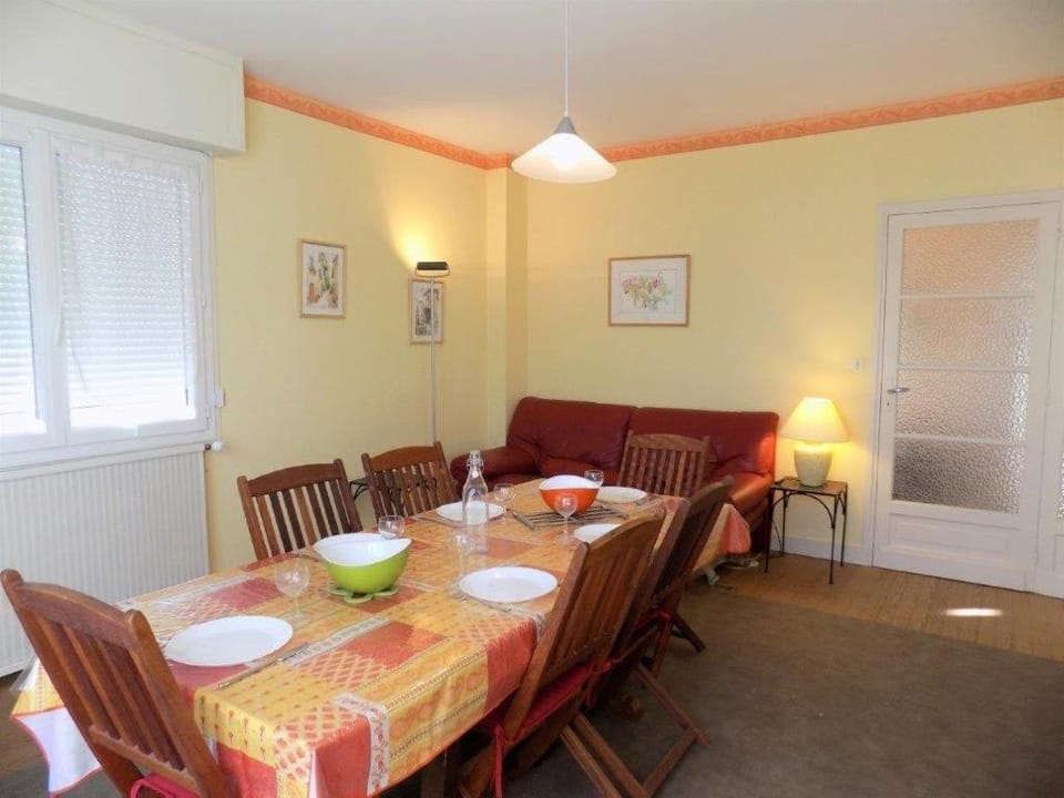 Living room, Seating area, Dining area, hair dresser