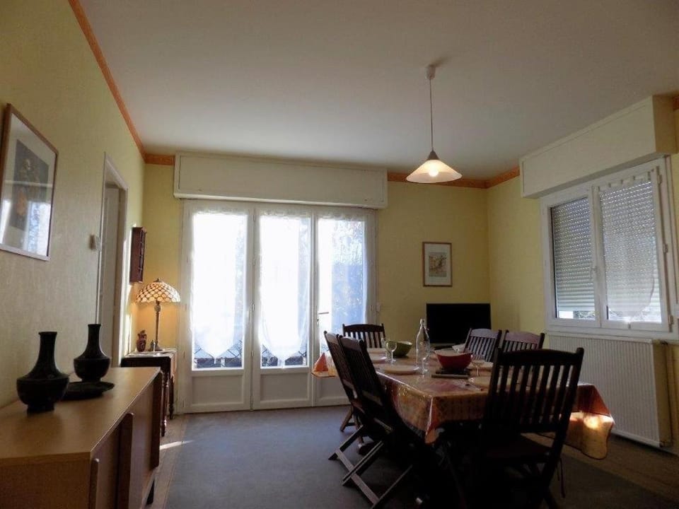 TV and multimedia, Living room, Seating area, Dining area