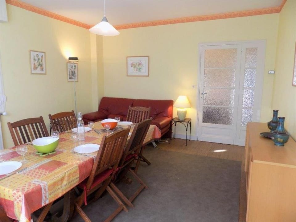 Living room, Seating area, Dining area, hair dresser