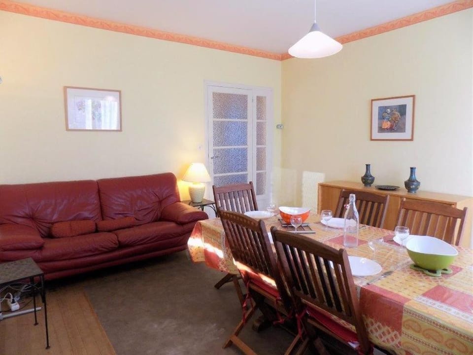 Living room, Seating area, Dining area, hair dresser