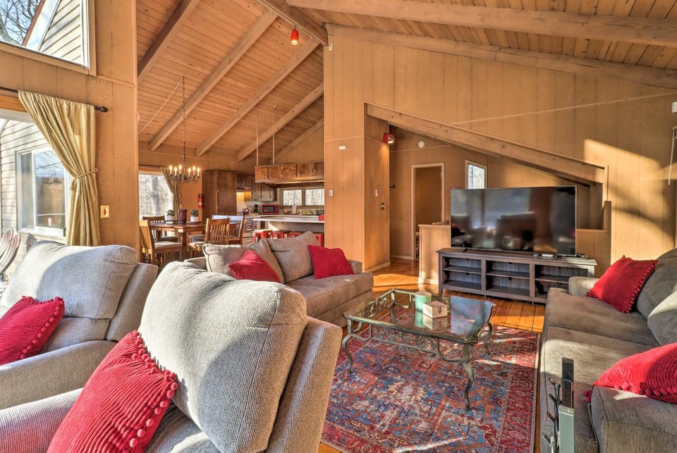Fire Pit & Grill: Lakefront Poconos Cottage! House in Middle Smithfield