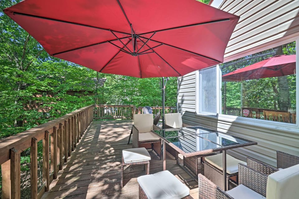Fire Pit & Grill: Lakefront Poconos Cottage! House in Middle Smithfield