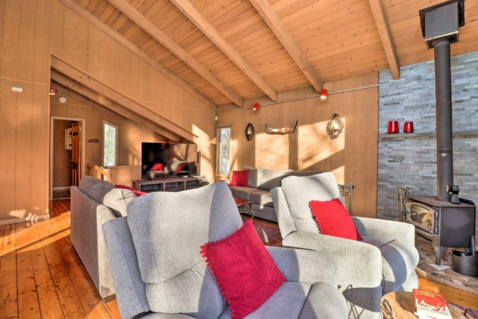 Fire Pit & Grill: Lakefront Poconos Cottage! House in Middle Smithfield