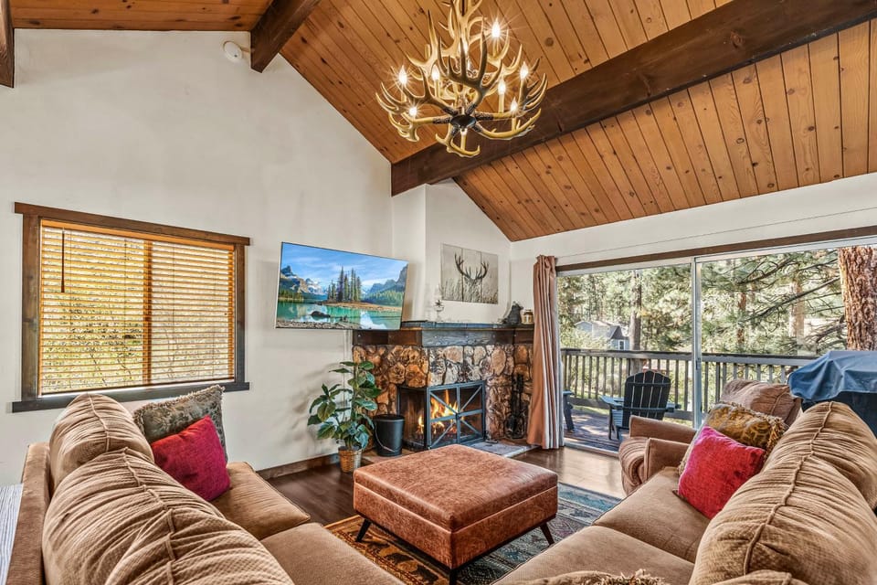 1 Mi to Slopes: Big Bear Ski Haven w/ Hot Tub House in Big Bear