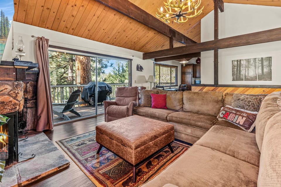 1 Mi to Slopes: Big Bear Ski Haven w/ Hot Tub House in Big Bear