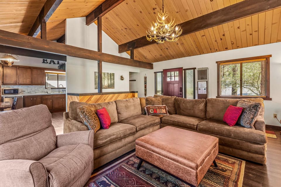 1 Mi to Slopes: Big Bear Ski Haven w/ Hot Tub House in Big Bear