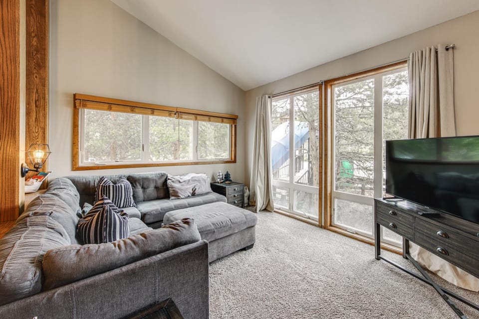 Ski-in/Ski-Out! Modern Mountainside Stay in Granby House in Granby