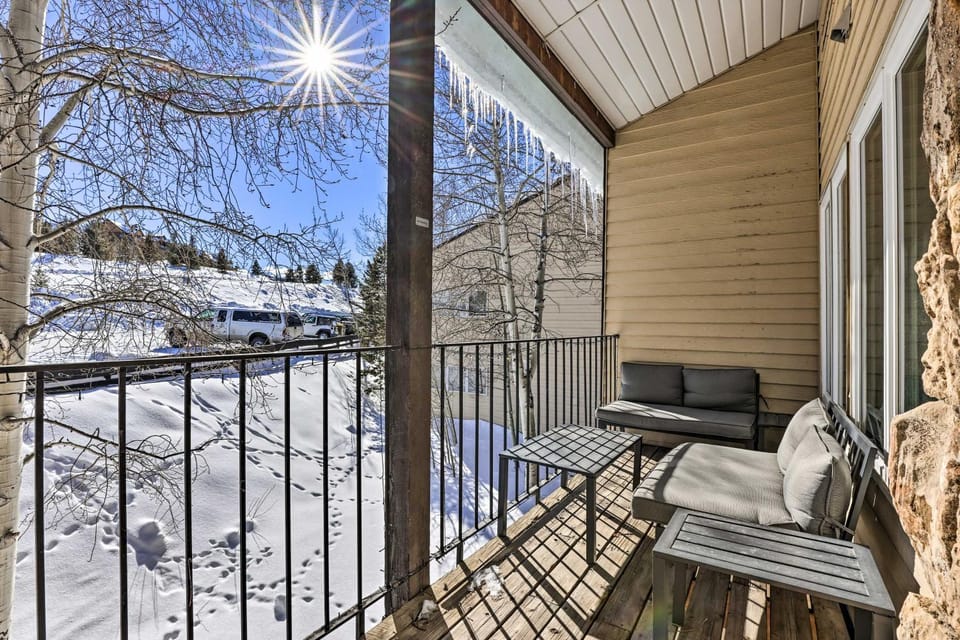 Ski-in/Ski-Out! Modern Mountainside Stay in Granby House in Granby