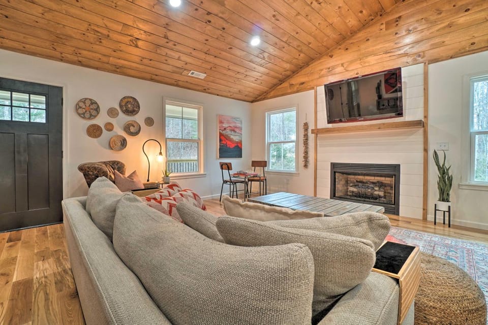 ‘Painted Skies’ Upscale Getaway By Lake Burton! House in Georgia