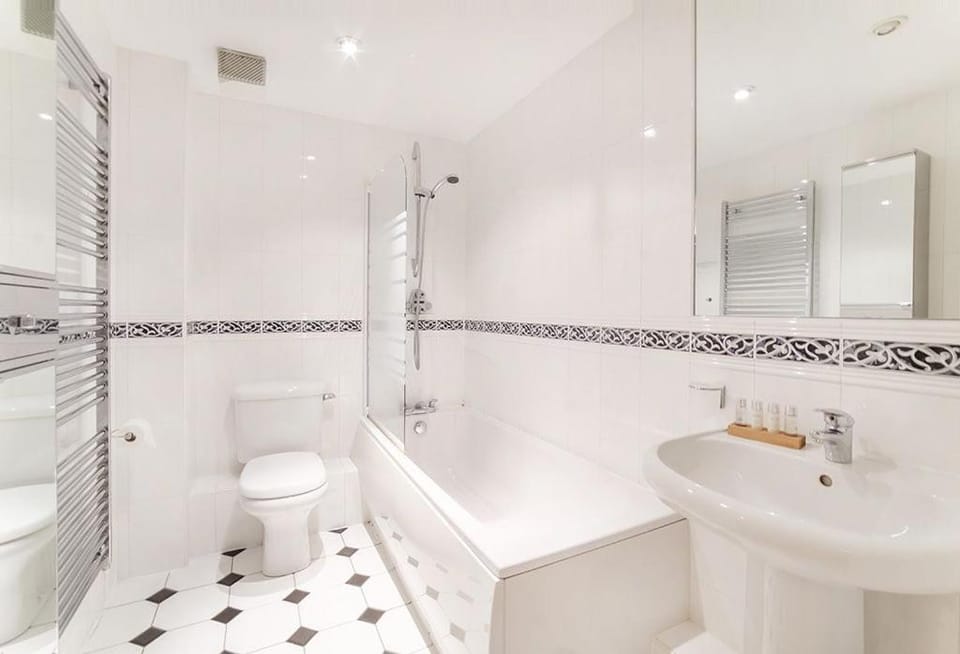 Shower, Toilet, Property building, Bathroom