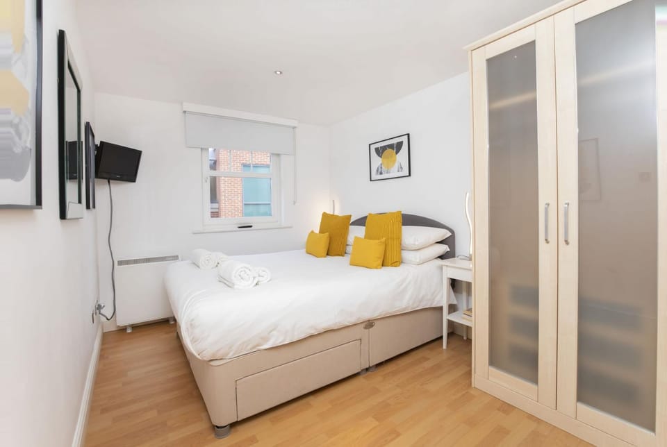 Property building, TV and multimedia, Photo of the whole room, wardrobe