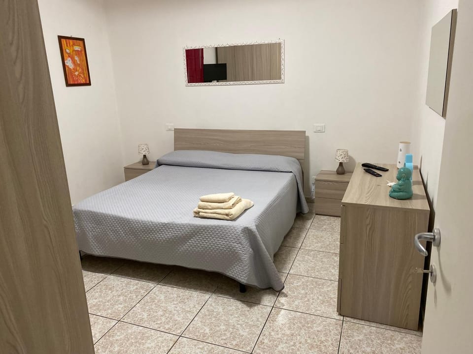 Bed, Bedroom, microwave