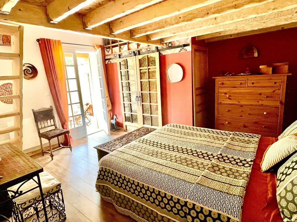 Photo of the whole room, Bedroom