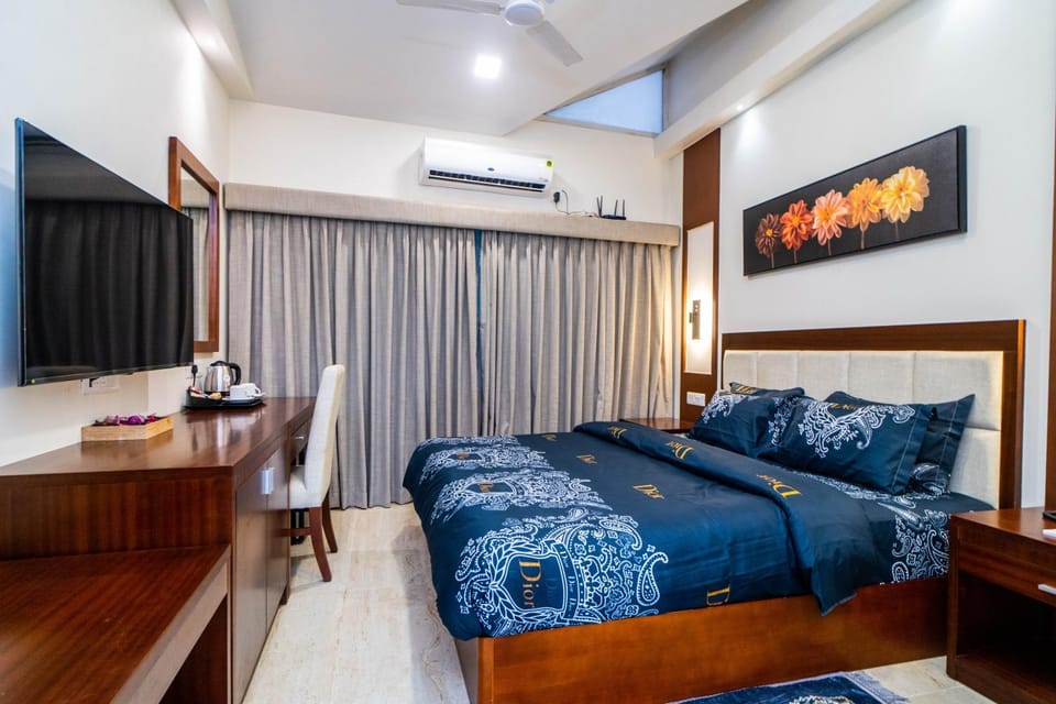Photo of the whole room, Bedroom