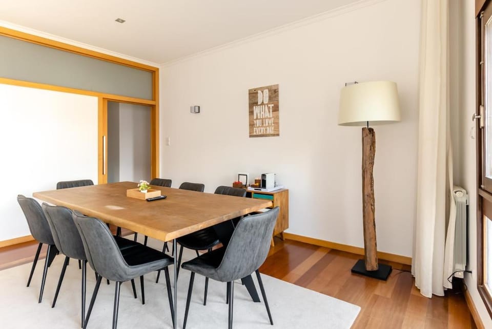 Central Porto 4BR apartment in Porto City center 2MIN METRO and WALK Aliados Apartment in Porto