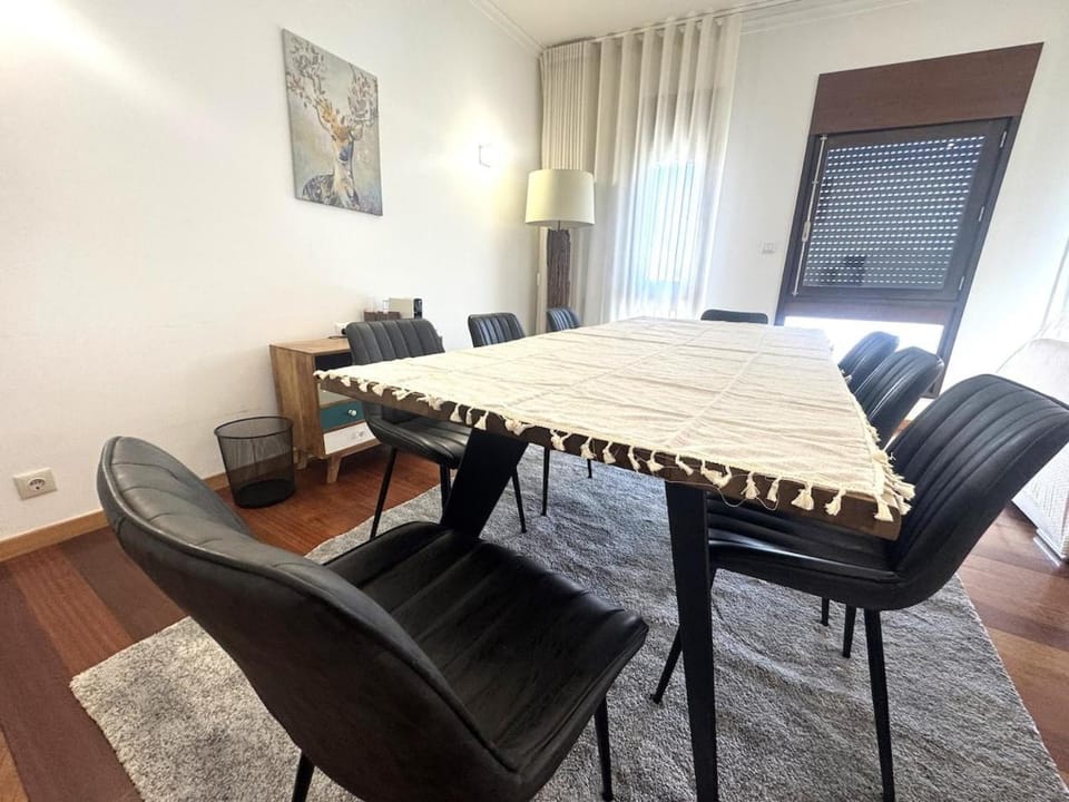 Central Porto 4BR apartment in Porto City center 2MIN METRO and WALK Aliados Apartment in Porto