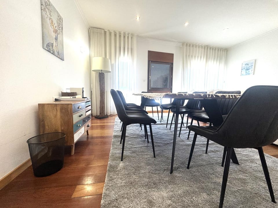 Central Porto 4BR apartment in Porto City center 2MIN METRO and WALK Aliados Apartment in Porto