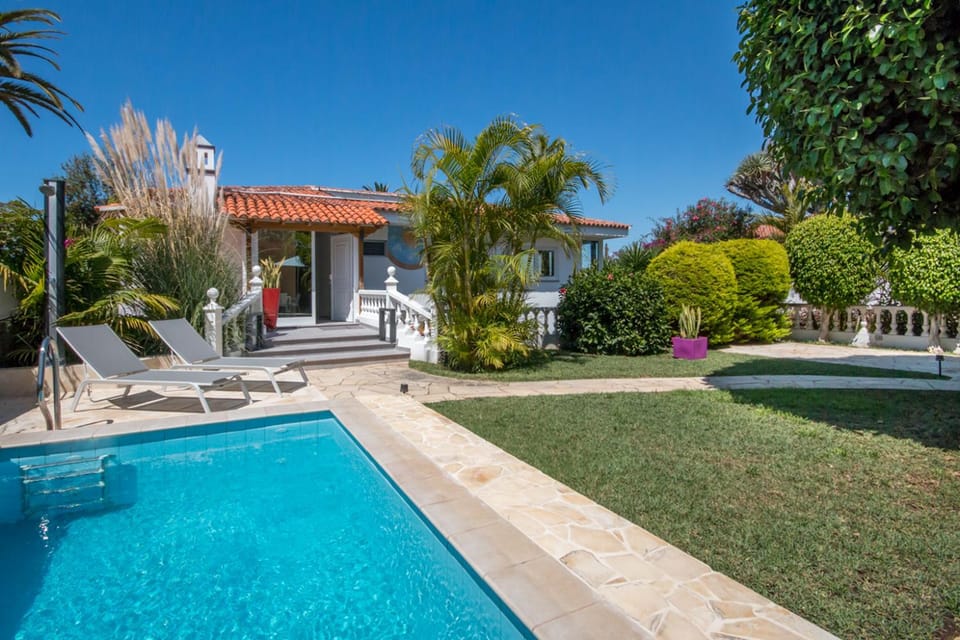 Property building, Day, Garden, Garden view, Pool view, Swimming pool, sunbed