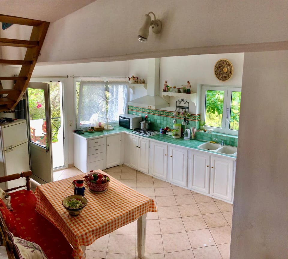 Kitchen or kitchenette, Dining area, dishwasher, stove