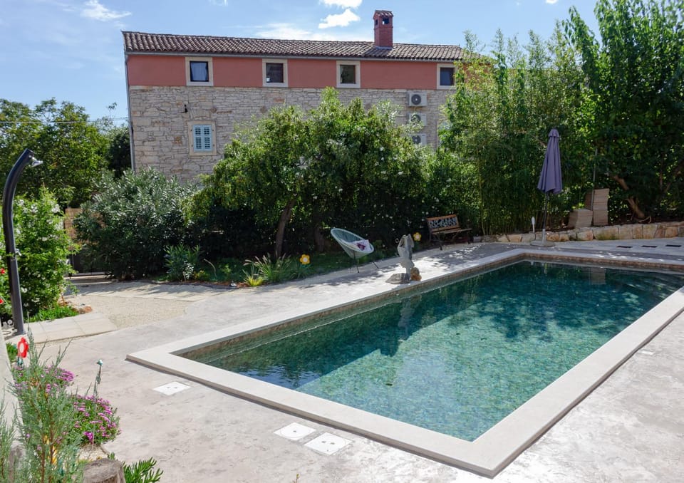 Property building, Garden, Swimming pool, Swimming pool