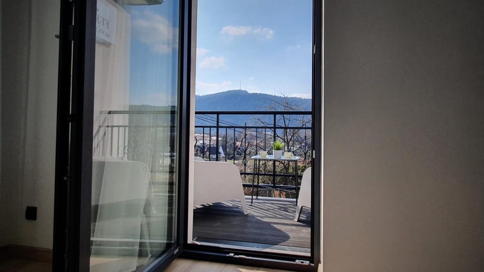 Balcony/Terrace, Mountain view