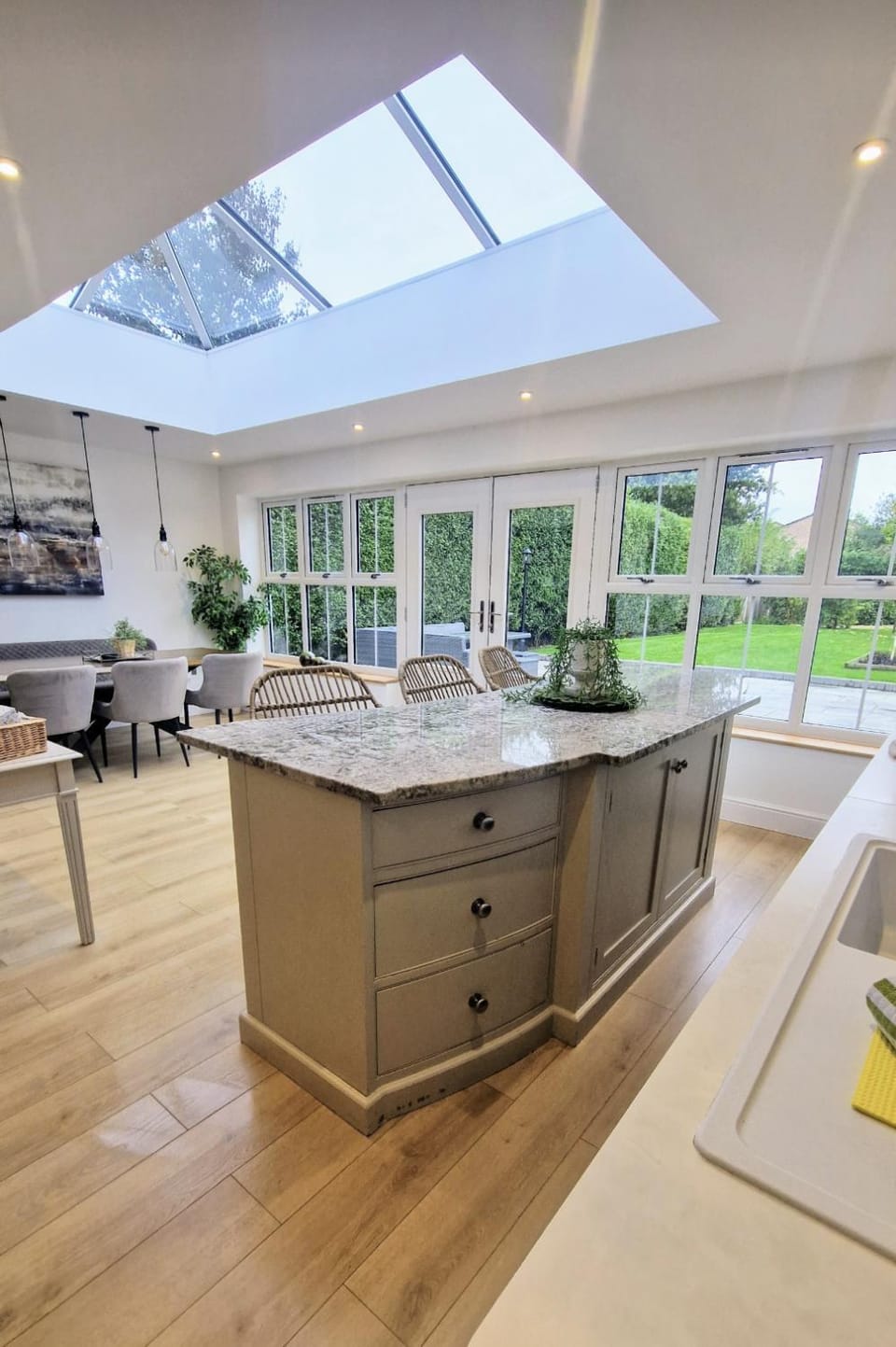 South Coast New Forest Holiday Home-4 Bed-Sleeps 8-Spacious-Parking-EV Dock-Large Garden-Playground-Great for Families-Groups-Professionals House in Ringwood