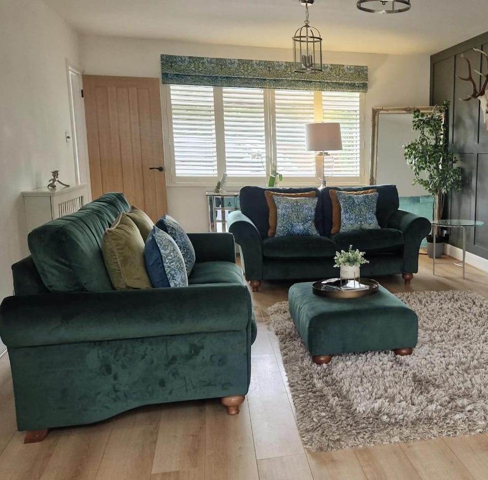South Coast New Forest Holiday Home-4 Bed-Sleeps 8-Spacious-Parking-EV Dock-Large Garden-Playground-Great for Families-Groups-Professionals House in Ringwood