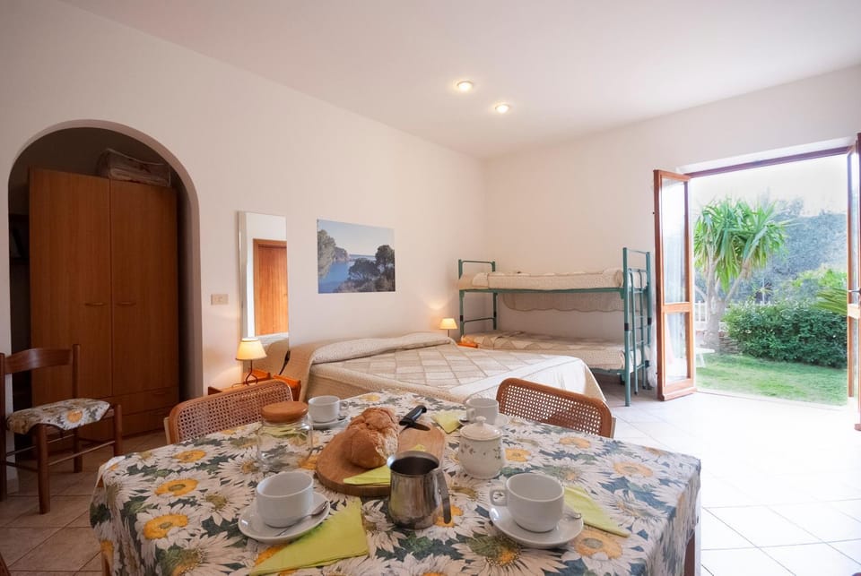 Bed, Dining area, bunk bed