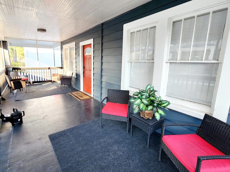 Modern Two Bedroom Home Apartment in Lakeland