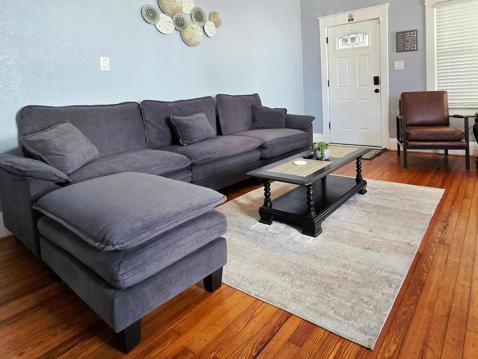 Modern Two Bedroom Home Apartment in Lakeland