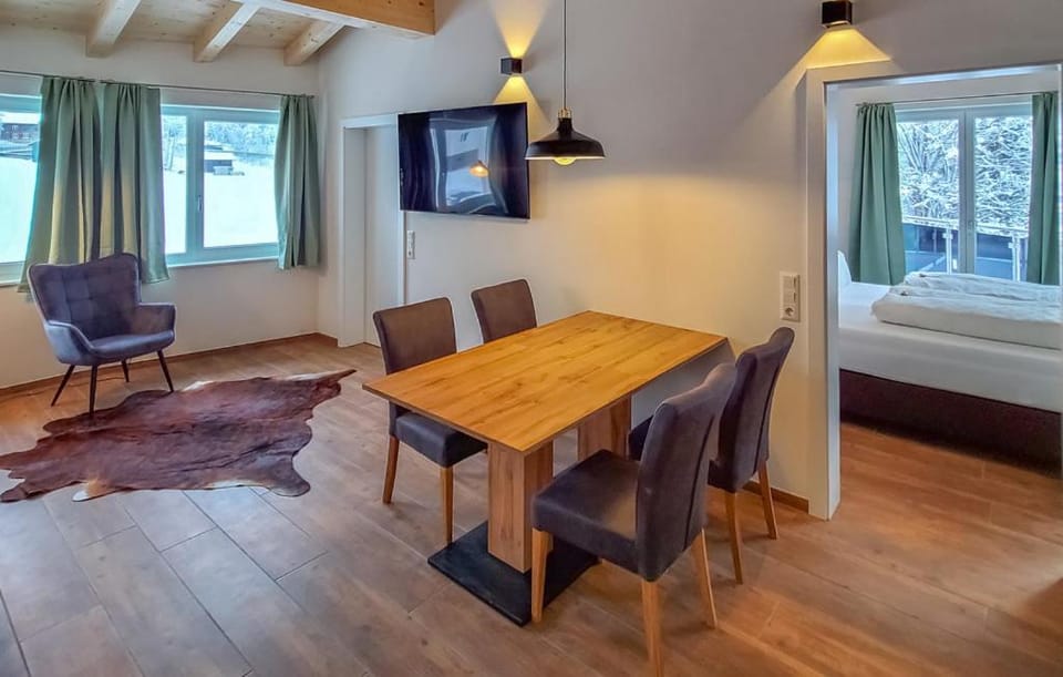 Communal lounge/ TV room, TV and multimedia, Living room, Seating area, Dining area