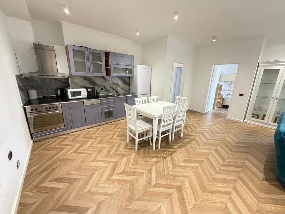 Kitchen or kitchenette, minibar, oven