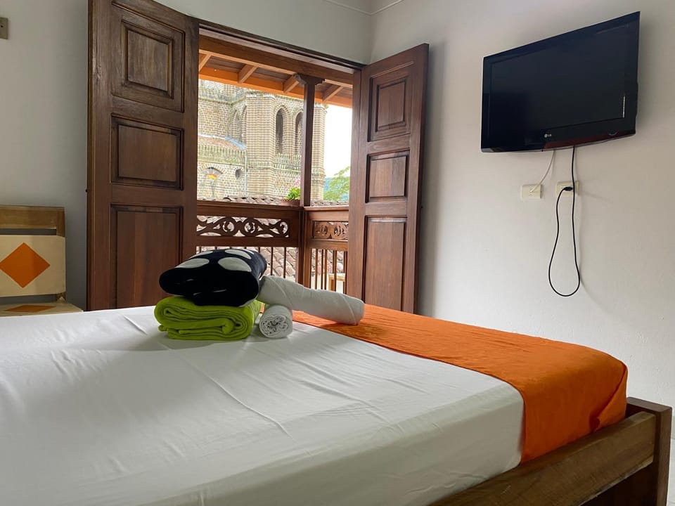 Bed, TV and multimedia, Photo of the whole room, Bedroom, towels