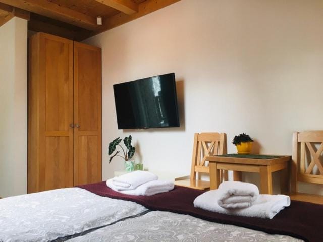 Photo of the whole room, Bedroom, wardrobe